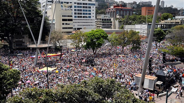 Pznivci vdce venezuelsk opozice Juana Guaida protestovali v Caracasu proti prezidentoviNicolsuMadurovi. (4. bezna 2019)