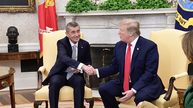 Premir Andrej Babi se v Ovln pracovn Blho domu setkal s americkm prezidentem Donaldem Trumpem. (7. bezna 2019)