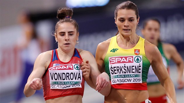 Lada Vondrová (vlevo) a Litevka Agna Šerkšnienéová se přetlačují v rozběhu závodu na 400 metrů na halovém ME v Glasgow.