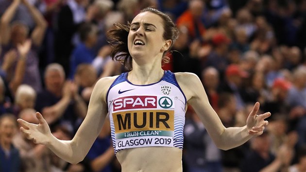 Vyčerpaná Laura Muirová z Velké Británie dobíhá do cíle závodu na 3000 metrů na prvním místě a na halovém ME v Glasgow slaví zlato.
