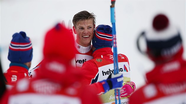 Norsk lya Johannes Hoesflot Klaebo se raduje ze zlat medaile ze tafety na 4x10 kilometr voln v rakouskm Seefeldu.