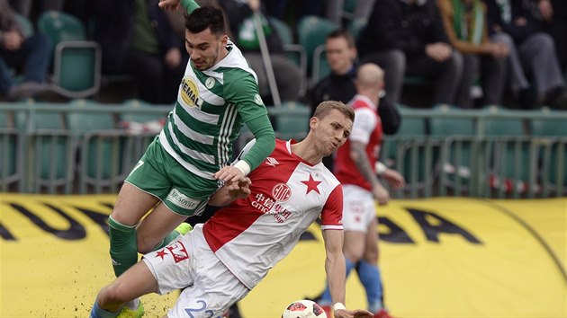 Tom Souek (Slavia) pad po souboji s Rudolfem Reiterem (Bohemians).