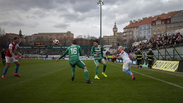 Fotbalist Bohemians (v zelenm) nestaili na Slavii a prohrli v domcm prosted 0:3.