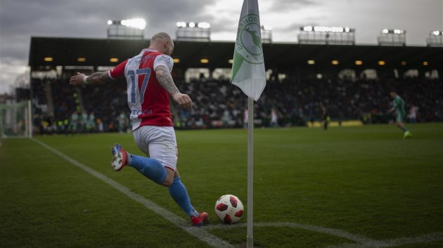 Miroslav Stoch ze Slavie rozehrv rohov kop v prbhu utkn na hiti Bohemians.