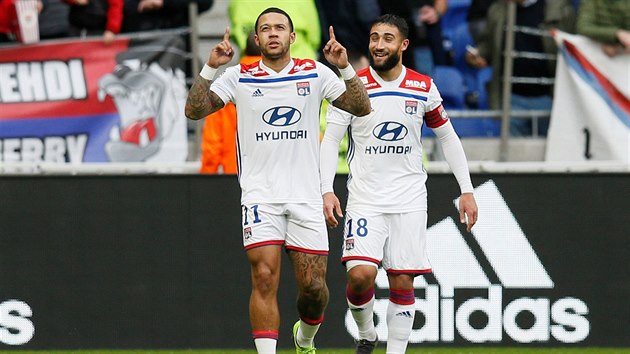 Lyont fotbalist Memphis Depay (vlevo) slav spolen s Nabilem Fkirem branku do st Toulouse.