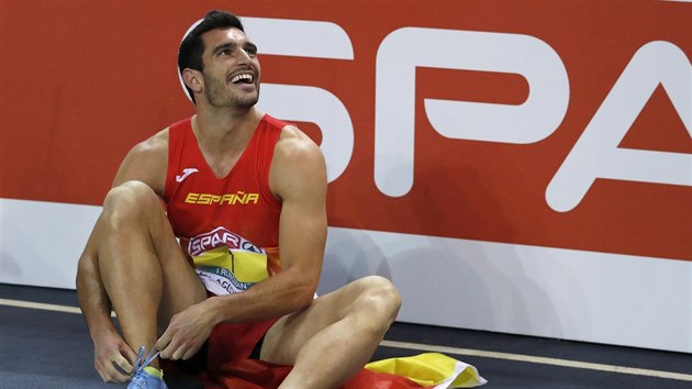 ÚSMĚV ŠAMPIONA. Španělský atlet Jorge Ureňa se po doběhu osmistovky raduje z celkového vítězství v sedmibojařském klání.