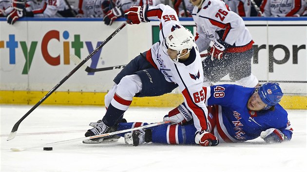 Andre Burakovsky z Washingtonu (vlevo) se sna ustt souboj s Brendanem Lemieuxem z New York Rangers.