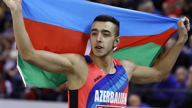 zerbajdnsk trojskokan Nazm Babajev bere na halovm evropskm ampiontu zlatou medaili.