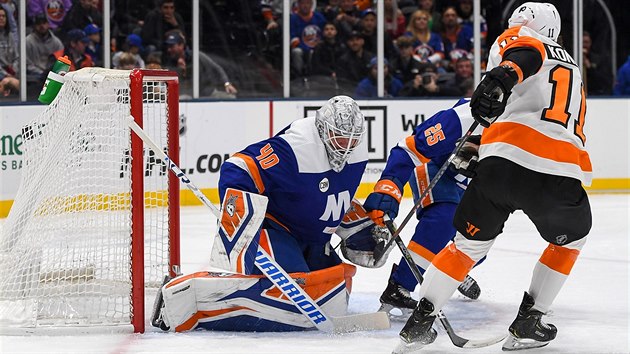 vdsk brank Robin Lehner (NY Islanders) zasahuje v utkn proti Philadelphii Flyers.