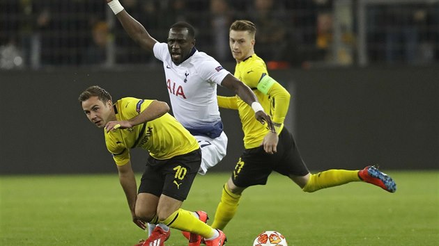 Moussa Sissoko z Tottenhamu mezi Marcem Reusem (vzadu) a Mariem Gtzem z Dortmundu v osmifinle Ligy mistr.