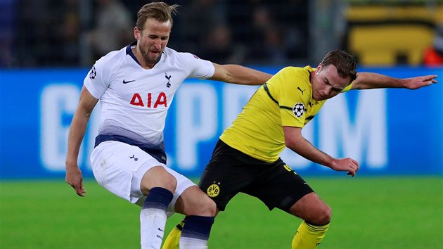 Harry Kane (Tottenham) si kryje m�� p�ed Mariem G�tzem z Dortmundu.