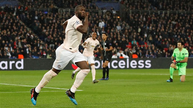 BLESKOV ZSAH. Romelu Lukaku (Manchester United) vystihl rozehrvku PSG a rychle otevel skre.