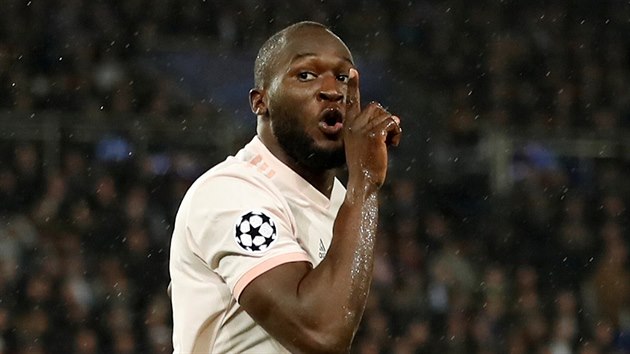 tonk Romelu Lukaku z Manchesteru United se raduje ze sv trefy do st Paris St. Germain.