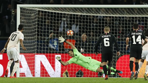 Marcus Rashford (vlevo) promuje pokutov kop a posl Manchester United do tvrtfinle Ligy mistr.