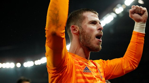 David De Gea, brank Manchesteru United, se raduje z pekvapivho postupu do tvrtfinle Ligy mistr.