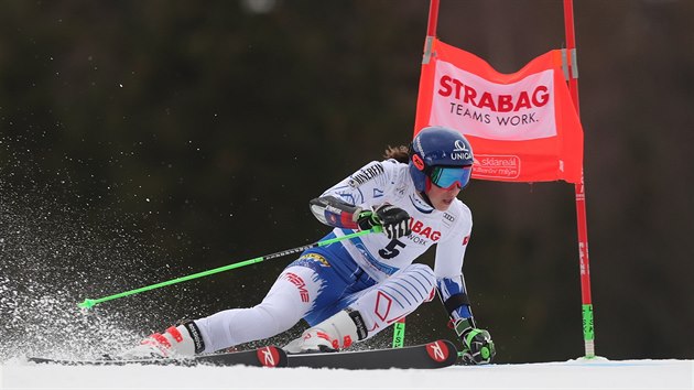 Slovenka Petra Vlhov na trati prvnho kola obho slalomu ve pindlerov Mln.