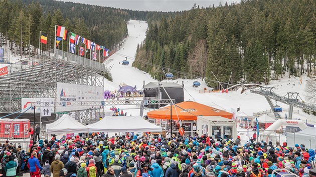 Clov prostor zvod Svtovho pohru v alpskm lyovn ve pindlerov Mln.