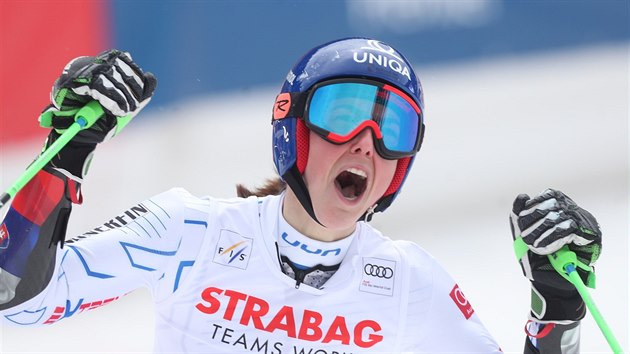 Vtzka obho slalomu Petra Vlhov ze Slovenska se raduje v cli.