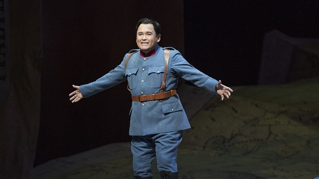 Javier Camarena jako Tonio v Donizettiho Dcei pluku v Metropolitn opee