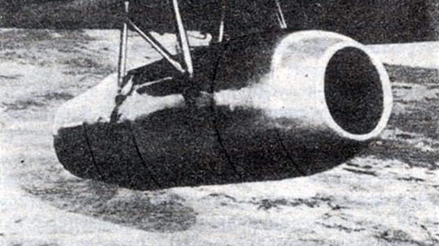 Přídavný náporový motor DM-2 na stroji Polikarpov I-15bis