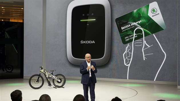 ��f �kody Auto Bernhard Maier na autosalonu v �enev� p�edstavuje elektrick� bicykl Klement.