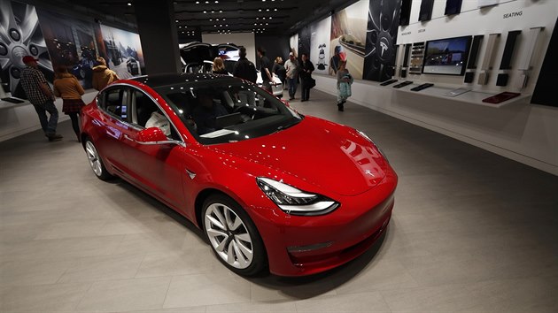 Americk spolenost Tesla ve tvrtek uvedla na trh dlouho slibovanou zkladn verzi sedanu Model 3 s cenou od 35 tisc dolar. (1. bezna 2019)