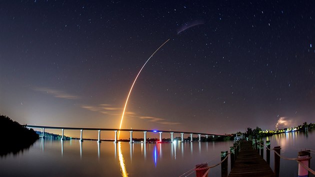 Start rakety Falcon 9 spolenosti SpaceX s lod Crew Dragon.