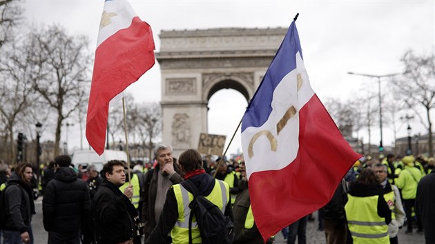 Již po šestnácté se v Paříži sešli příznivci takzvaných žlutých vest, aby demonstrovali proti Macronově vládě. (2. března 2019)