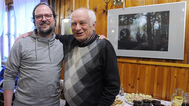 Z vernise akademickho male Romana Hudziece, kter propadl kouzlu pralesa Mion. Vstava je k vidn v Hospdce Doma v Doln Lomn.