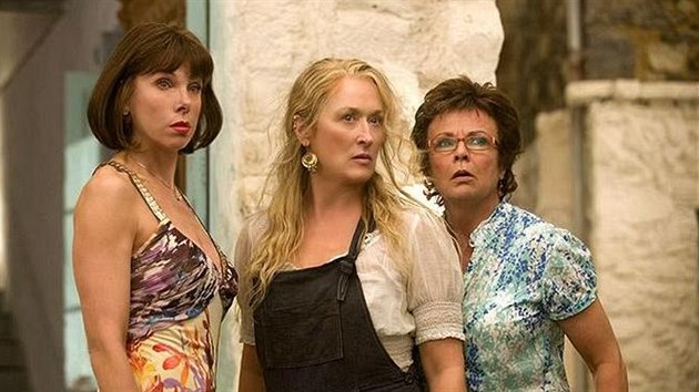 Christine Baranski, Meryl Streepová a Julie Waltersová ve filmovém muzikálu Mamma Mia! (2008)