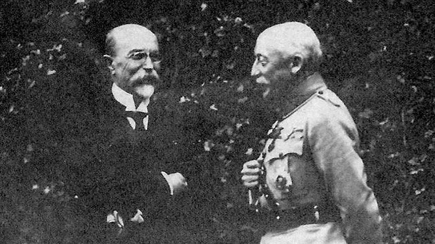 V dob ohroen sttu na Slovensku  prezident T. G. Masaryk s generlem Mauricem Csarem Josephem Pellm.