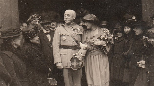 Maurice a Jarmila Pellovi pi svatb na Staromstsk radnici v roce 1921.