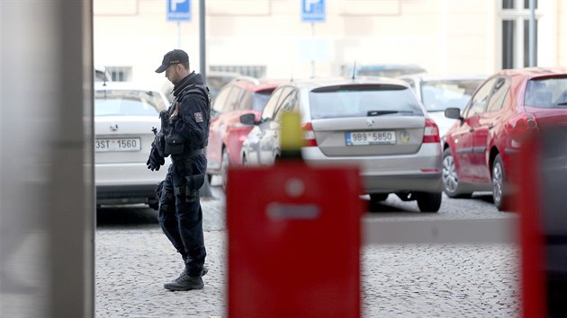 Policist zasahuj na brnnskm adu pro ochranu hospodsk soute (OHS). (7. bezna 2019)