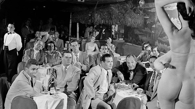 Návštěvníci newyorského Clubu Samoa sledují vystoupení striptérky. (1949)