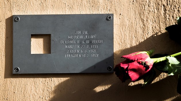 Na dom nedaleko praskho hlavnho ndra te popravenho hrdinu Miloslava Jebavho pipomn mal pamtn deska.