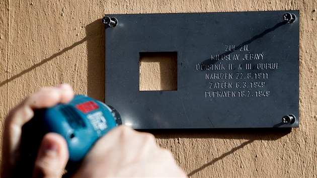 Na domě nedaleko pražského hlavního nádraží teď popraveného hrdinu Miloslava Jebavého připomíná malá pamětní deska.