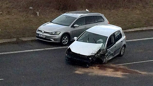 Dopravn nehoda dvou osobnch automobil se sanitkou uzavela silnici I/7 u Hoeoviek na Kladensku. (7. bezna 2019)
