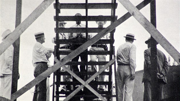 Muž odsouzený k smrti oběšením stoupá k šibenici během veřejné popravy v americkém Kentucky (1951)