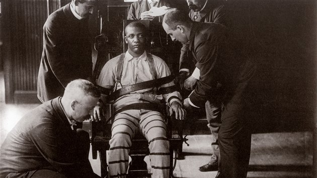Poprava muže na elektrickém křesle ve slavné americké věznici Sing Sing (kolem roku 1900)