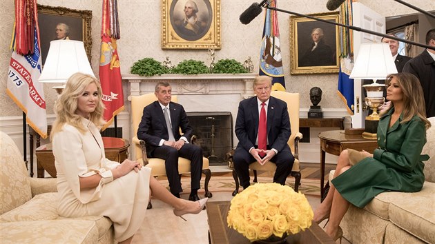 Americk prezident Donald Trump s manelkou Melani pijal v Blm dom eskho premira Andreje Babie s manelkou Monikou. (7. bezna 2019)