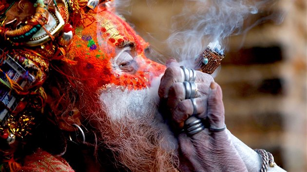 SVAT� MU�. Hinduistick� svat� mu�, tzv. S�dhu, kou�� marihuanu b�hem festivalu �ivar�tr� v nep�lsk�m K�thm�nd�.
