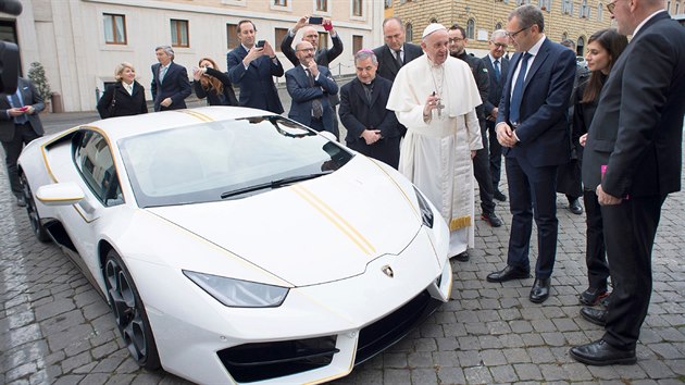 Bílé Lamborghini Huracán, které pedloni dostal pape Frantiek, získal v...