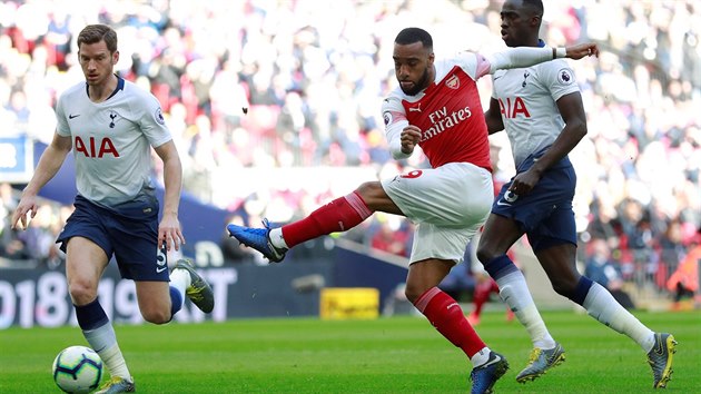 tonk Arsenalu Alexandre Lacazette (uprosted) prvn velkou anci severolondnskho derby proti Tottenhamu nepromnil.