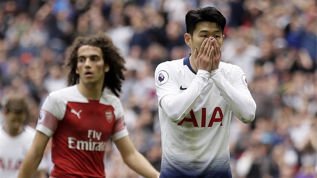 Korejsk tonk Son Heung-Min se dr za hlavu po jedn z nepromnnch anc v severolondnskm derby mezi Tottenhamem a Arsenalem.