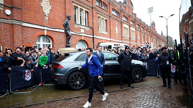 Fotbalist Chelsea pijdj na tradin stadion Craven Cottage ped utknm s Fulhamem. Na snmku tonk Pedro.