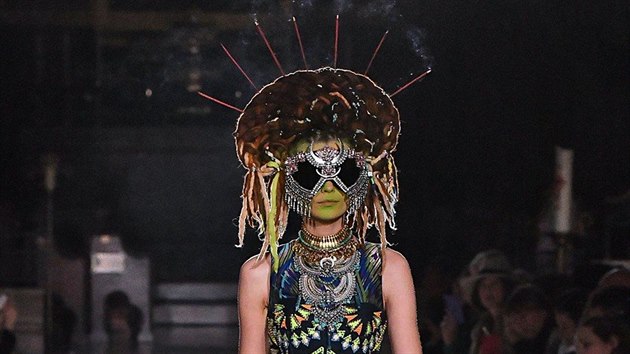 Nkter modelky na pehldce Manishe Arory na sob mly i podivn  mimozemsk masky a dredy.