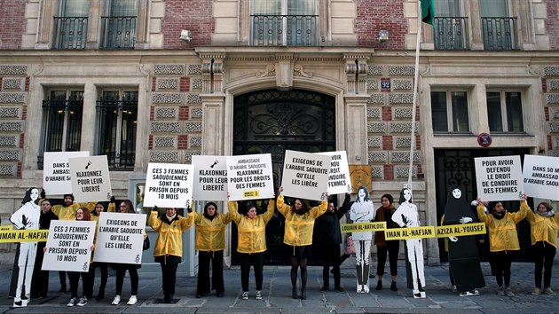 lenky organizace Amnesty International protestuj ped ambasdou Sadsk Arbie v Pai. Poaduj proputn vznnch sadskch aktivistek. (8. bezna 2019)