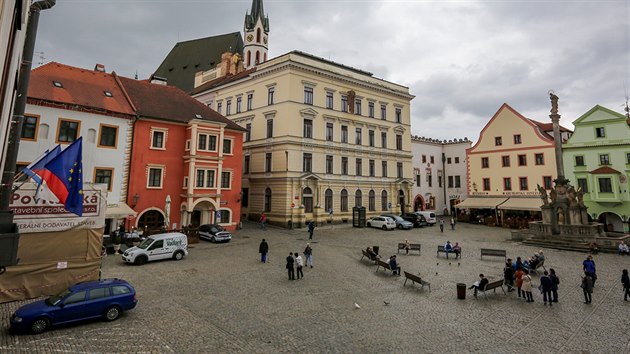 Historické centrum Českého Krumlova je známé křivolakými uličkami. Na snímku je náměstí Svornosti.