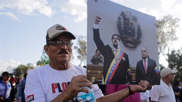 Stoupenec venezuelskho prezidenta Nicolse Madura na ceremonilu k pleitosti estho vro mrt bvalho venezuelskho prezidenta Huga Chavze. (6. bezna 2019)