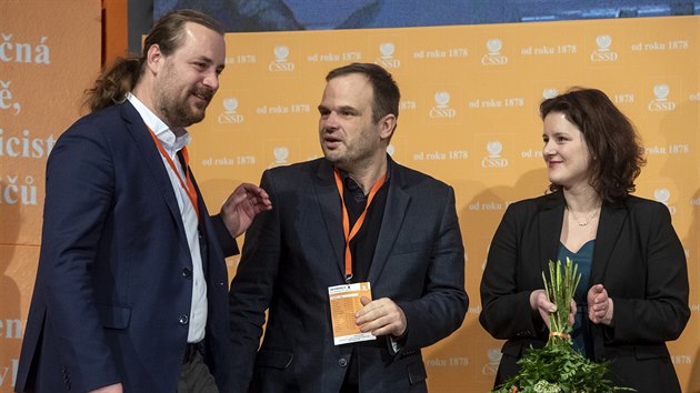 Nově zvolení místopředsedové ČSSD Ondřej Veselý, uprostřed Michal Šmarda a Jana Maláčová.